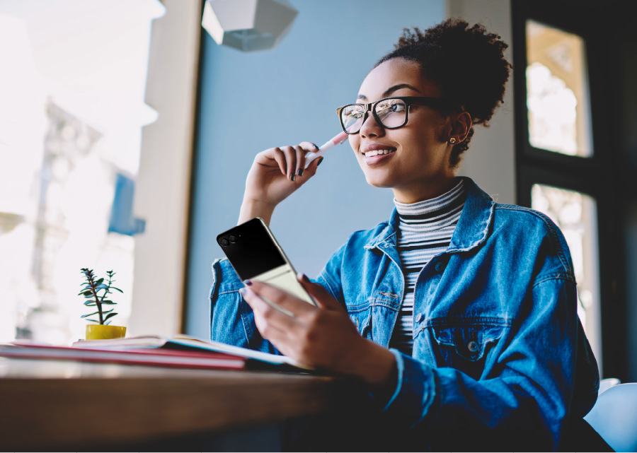 使用イメージ:「Perplexity Pro」を使っている女性