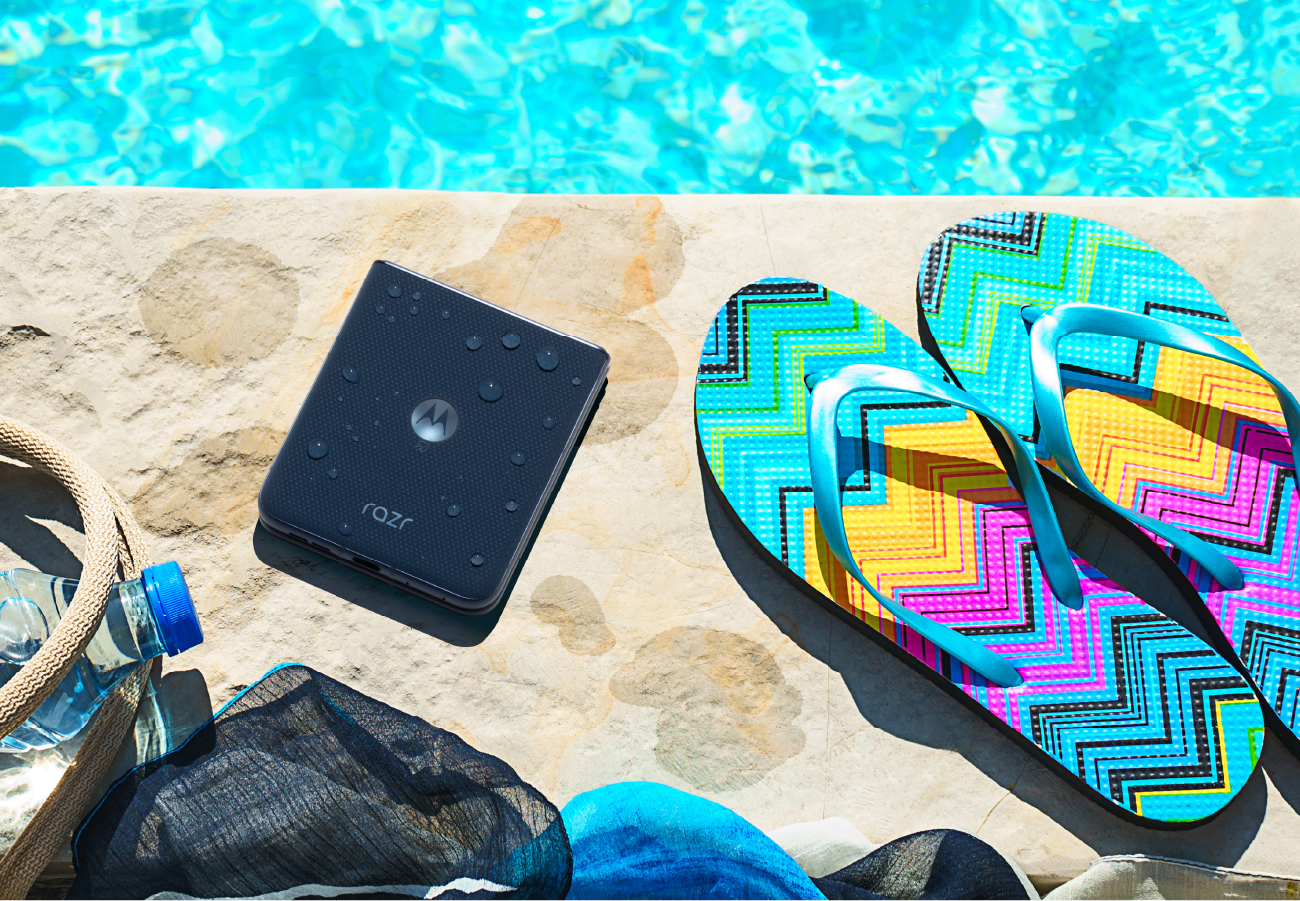使用イメージ:プールサイドに置かれたmotorola razr 60d M-51F