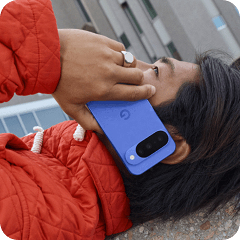 男性がGoogle Pixel 10を手に持ち、耳にあてている様子