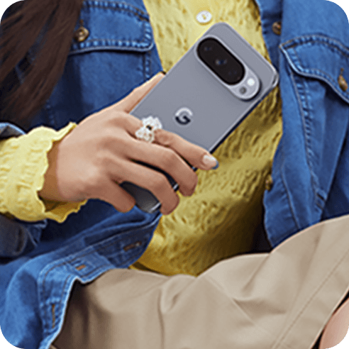 片手にGoogle Pixel 10 Proを持っている様子