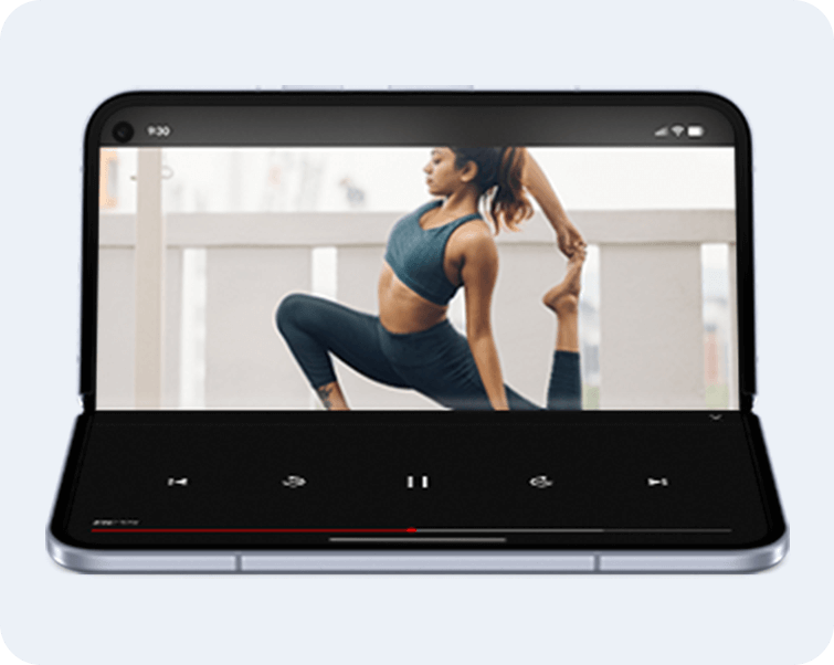 テーブルトップモードでヨガをする女性の動画を見ている様子