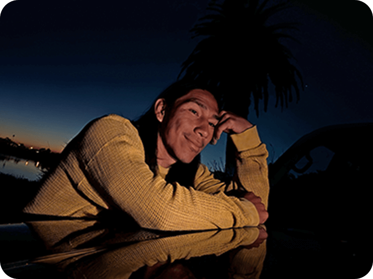 暗闇にいる男性を夜景モードを使用して撮影するイメージ画像