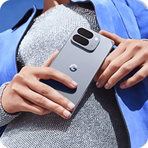 胸の下の位置でGoogle Pixel 10 Pro Foldを両手で持っている様子