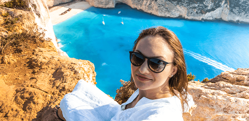 インカメラを使って撮影する女性