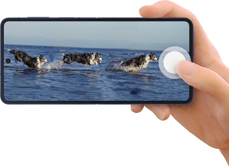 犬が海で遊んでいる動画をディスプレイに表示し、指で長押ししてスローモーション動画を作成している様子