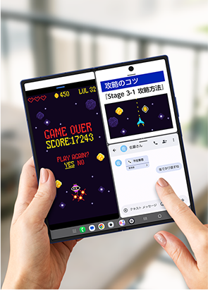 メインディスプレイの左側ではゲームアプリを開き、右側では攻略サイトを開いている様子