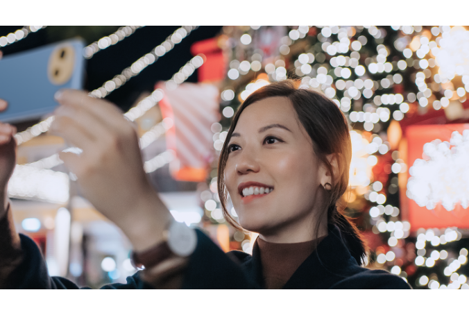 イルミも自撮りで。ナイトモード対応の約3200万画素インカメラ。