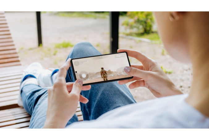 外でも快適な映像体験。明るくなめらかな表示の高精細ディスプレイ。