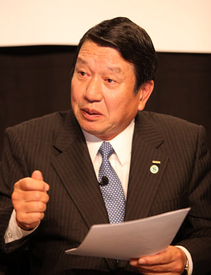 講演中の山田社長
