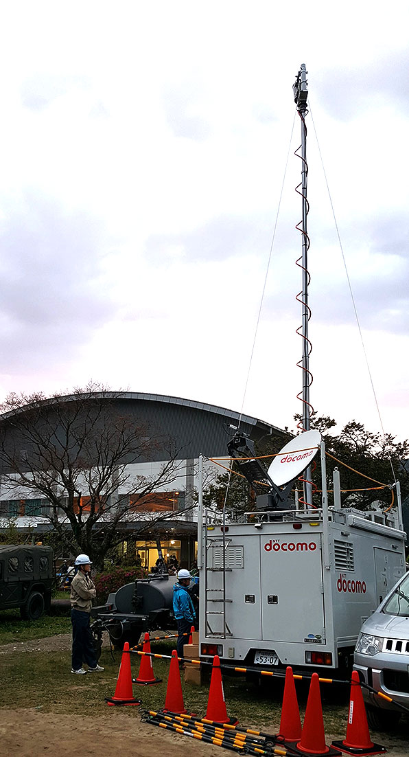 衛星移動基地局車の写真