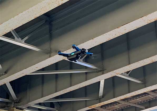 写真:Skydio 2による道路下の構造物点検
