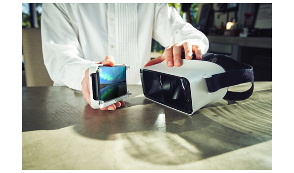 画像:スマートフォン差し込み型ビジュアルヘッドセット「Xperia View」