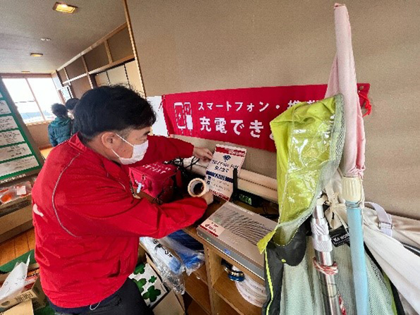 避難所へのマルチチャージャーとWi-Fi機器の設置