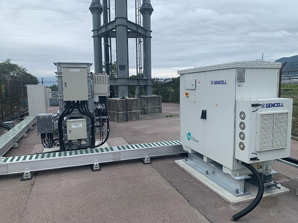 屋外に設置された燃料電池の写真