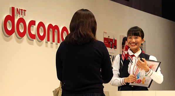 写真：ドコモショップ宇和島新町店 大西 優里さんの応対の様子