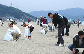 2008年10月ビーチクリーンアップの様子のイメージ