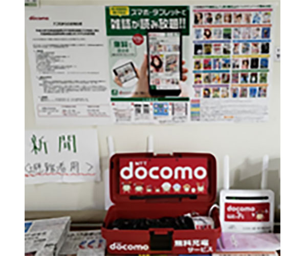 <避難所に設置されたマルチチャージャー(旧型)とdocomoWi-Fi>