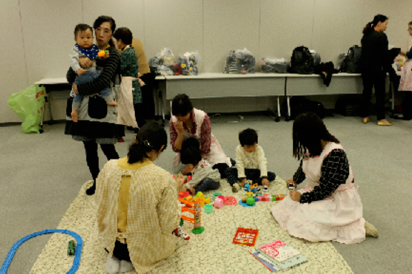 会議室の託児所に預けられた子どもたち