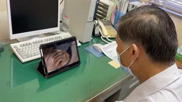 遠隔で指示・指導する医師