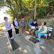 学生と一緒にニーズ調査をしている模様