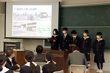 報告会での学生の発表模様