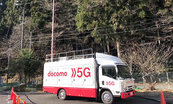 写真:5G対応移動基地局車