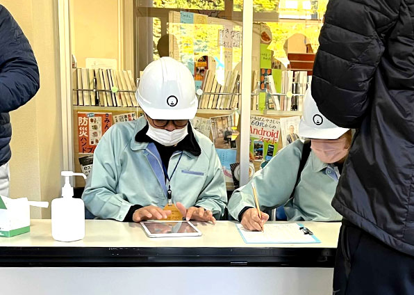 写真:避難訓練でのタブレット活用