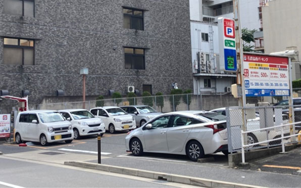 写真：復旧活動拠点となるコインパーキングの一例（名鉄協商パーキング泉1丁目第1）