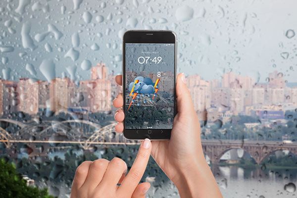 天気の変わりやすい地域では、スマホや携帯電話で天気予報をチェック!