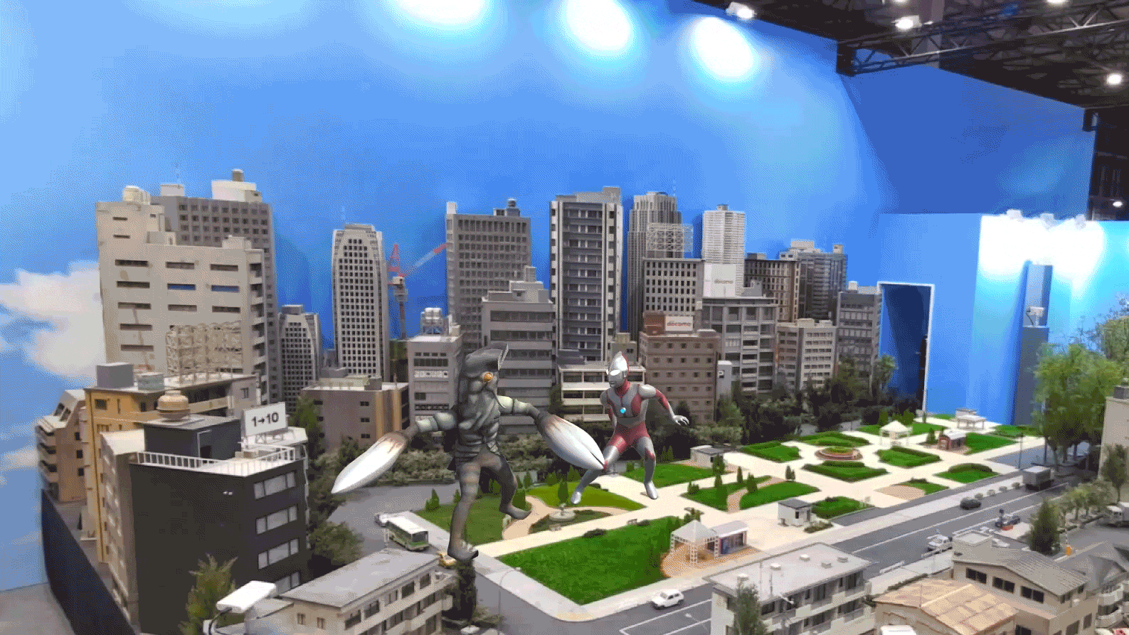 一歩外に出ればそこは映画館!ウルトラマンが実際の街中で戦闘を繰り広げる