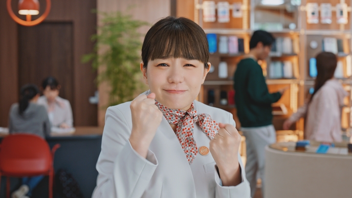 イメージ画像：ドコモU18割「念じる店員」篇