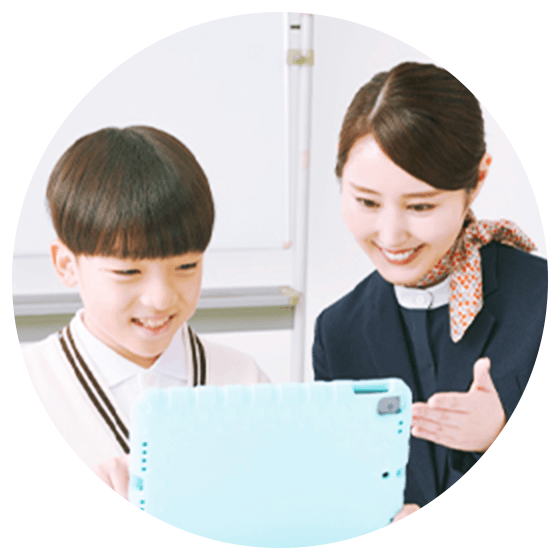 ドコモショップスタッフとiPadを使う子ども