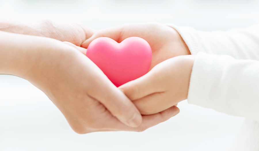 手を取り合う写真