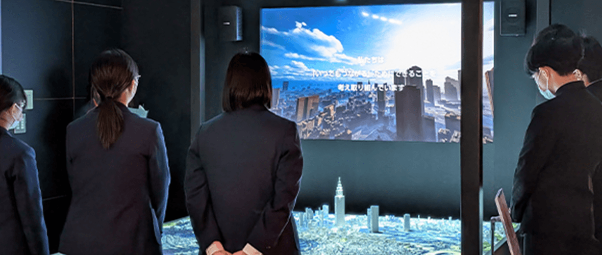 企業訪問で学んでいる学生たち