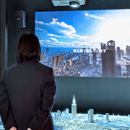 企業訪問で学んでいる学生たち