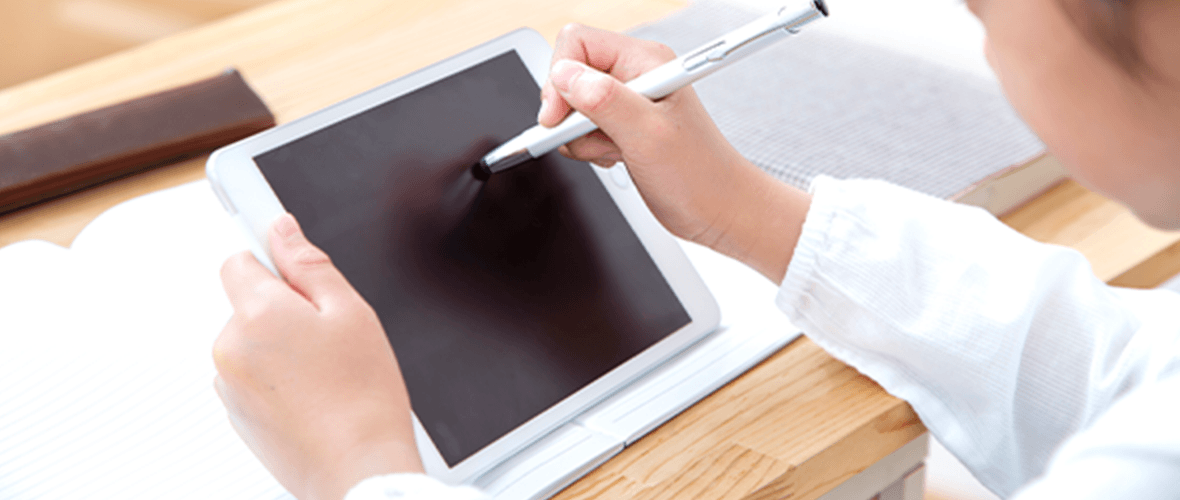 タブレットを使う子ども