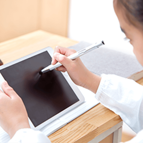 タブレットを使う子ども