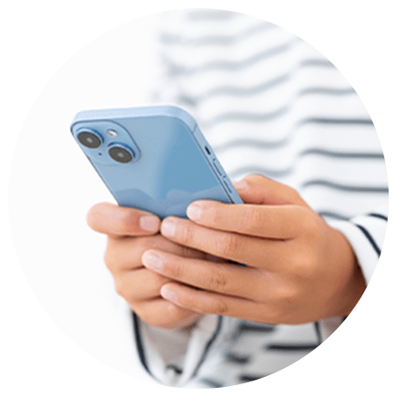 スマートフォンを操作する様子