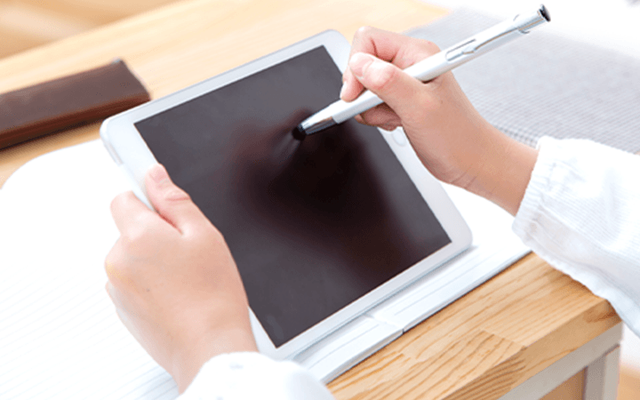 タブレットを使う子ども