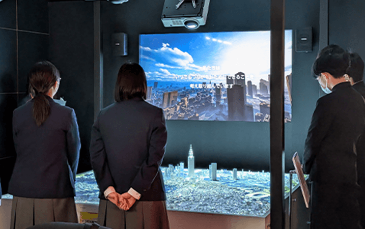 企業訪問で学んでいる学生たち