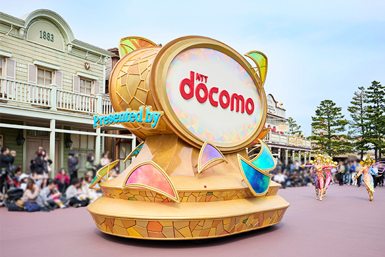 東京ディズニーランド・東京ディズニーシー | Presented by NTT docomoの装飾がされたパレードカー