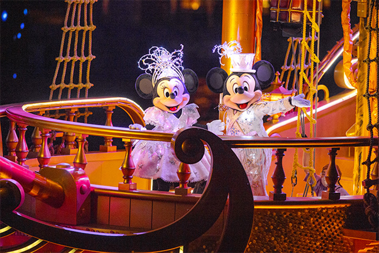 東京ディズニーランド・東京ディズニーシー | パフォーマンス中のミッキーとミニー