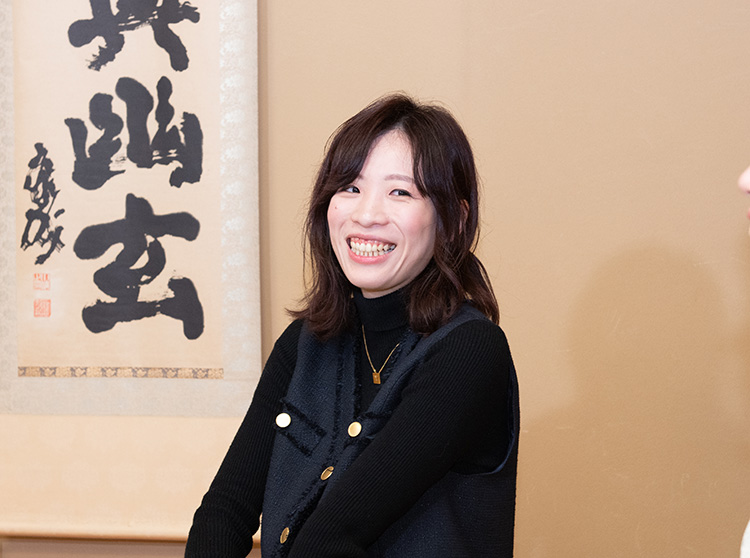ドコモ杯女流棋聖戦 | 上野梨紗 初タイトル獲得 | インタビューする小学生達