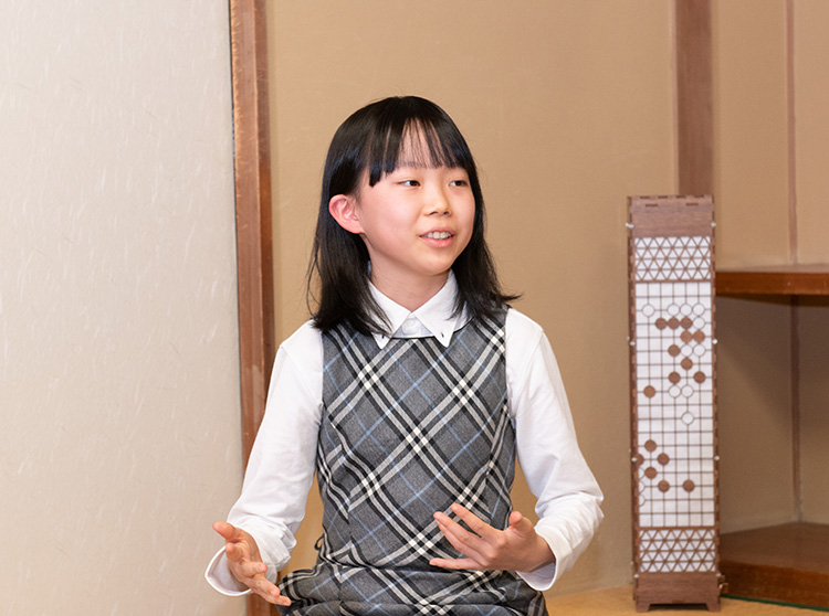 ドコモ杯女流棋聖戦 | 上野梨紗 初タイトル獲得 | インタビューする小学生達