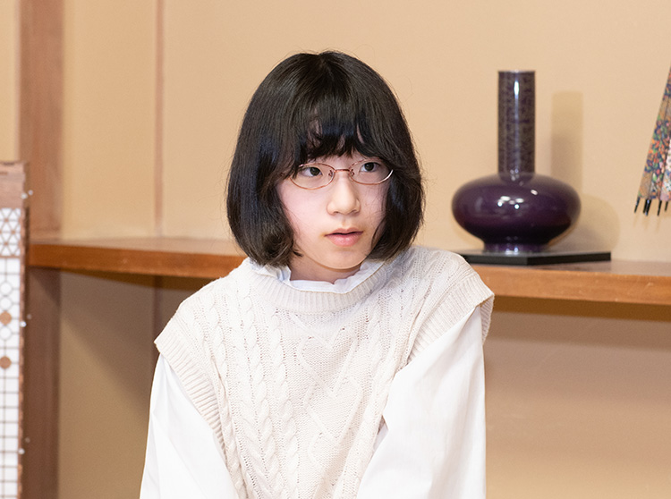 ドコモ杯女流棋聖戦 | 上野梨紗 初タイトル獲得 | インタビューする小学生達
