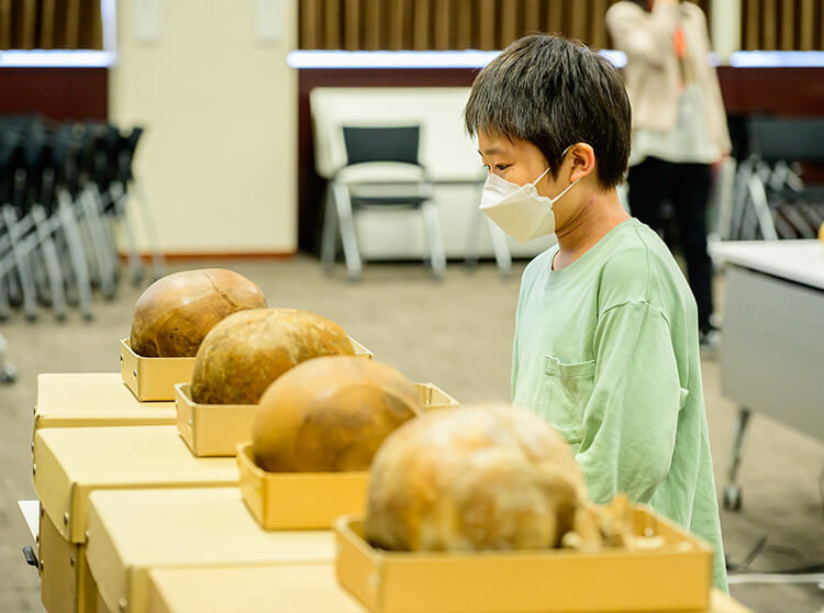 国立科学博物館 | 2025 ドコモ未来フィールド | 参加者達が施設に入る様子