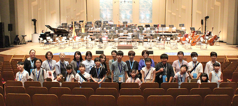 ＮＨＫ交響楽団 | 2023 ドコモ未来フィールド | NHKホールのステージをバックにした参加者の集合写真