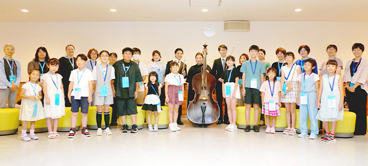 ＮＨＫ交響楽団 | 2023 ドコモ未来フィールド | ＮＨＫ交響楽団の皆さんと体験イベント参加者の集合写真