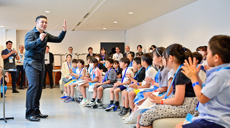 NHK交響楽団 | 2024 ドコモ未来フィールド | カスタネットで合奏に参加する子どもたち