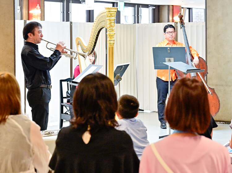 NHK交響楽団 | 2024 ドコモ未来フィールド | NHK交響楽団が演奏する様子とそれに目を奪われる子どもたちの様子